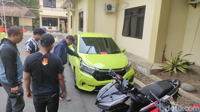 Foto mobil dan sales yang viral karena menabrak pengunjung dan eskalator mal paragon.