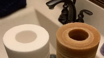 Di sebelah kiri adalah kartrid filter air baru. Kanan adalah yang sudah dipakai 3 bulan. Foto: Brightside