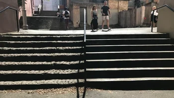 Tangga yang dibangun pada tahun 1829 vs 2005 Foto: Brightside