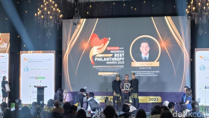 Founder and Chairman CT Corp Chairul Tanjung (CT) menerima penganugerahan Philanthropy Awards 2023 (Wildan Noviansah/detikcom)
