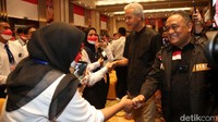 Ganjar tampak menyalami para pekerja migran Indonesia.  