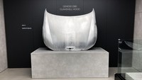 Diakui Genesis, ukuran komponen aluminium ini membawa banyak tantangan dalam proses pengembangannya. Para insinyur menemukan dimensi kap mesin dapat berubah setelah proses pengecatan oven karena deformasi termal, yang dapat menyebabkan celah panel lebih besar. Untuk menghindari hal tersebut, mereka memperkuat engsel dan menambahkan rel kap bagian luar berbentuk C untuk meningkatkan kekakuan struktural. Foto: Genesis