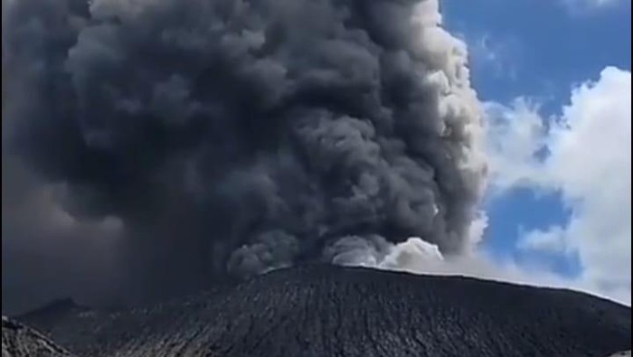 Gunung Dukono di Halmahera Utara mengalami erupsi. Dokumen Istimewa