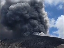 Video Rekaman Pendaki Panik Turun Saat Gunung Dukono Meletus