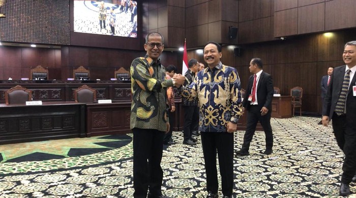 Hakim Konstitusi Saldi Isra dan Hakim Konstitusi Suhartoyo
