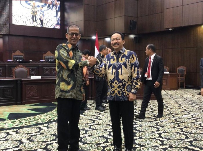 Hakim Konstitusi Saldi Isra dan Hakim Konstitusi Suhartoyo