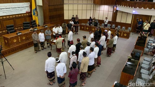 Penyerahan Naskah Perjanjian Hibah Daerah (NPHD) di kantor DPRD Bali, Kamis (9/11/2023).