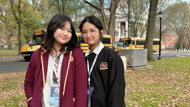 isha Kintan Katiluna dan Neby Raihana Zahra, putri Dirkrimum Polda Metro Jaya Kombes Hengki Haryadi meraih medali dalam turnamen akademik di Yale University, AS