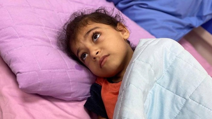 Displaced Palestinians, who fled their houses due to Israeli strikes, take shelter at Rantisi hospital, amid the ongoing conflict between Israel and Palestinian Islamist group Hamas, in Gaza City November 7, 2023. REUTERS/Stringer