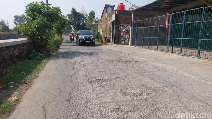 Jalan Babakan Cisitu, Kelurahan Margasari, Kecamatan Buahbatu, Kota Bandung.