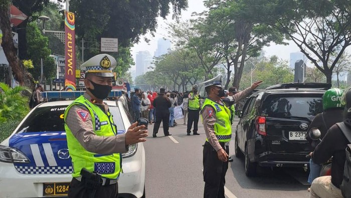Jalan Gatot Subroto ke Arah Gerbang Pemuda Senayan Macet Imbas Demo