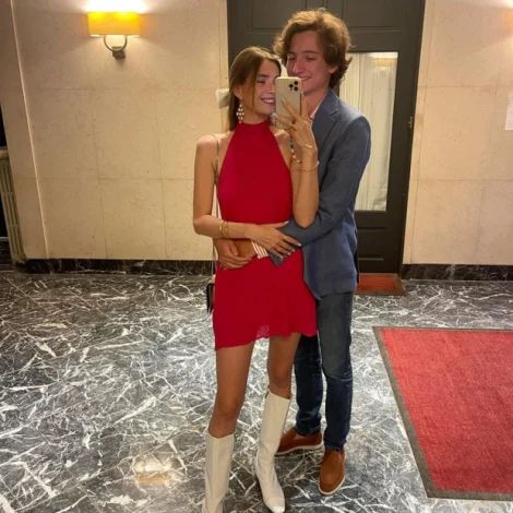 Jean Arnault yang sedang bersama pacar, Zita d'Hauteville.