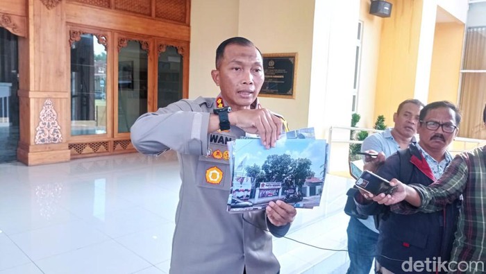 Kapolresta Solo Kombes Iwan Saktiadi, saat menunjukan foto kegiatan patroli di Mapolresta Solo, Kamis (9/11/2023).