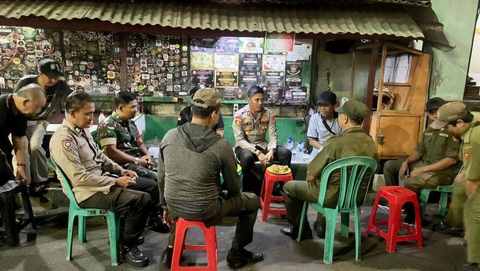 Kapolsek Setiabudi Kompol Arif Purnama Oktora melakukan pengecekan poskamling di RW 01 Kelurahan Karet Kuningan, Setiabudi, Jaksel