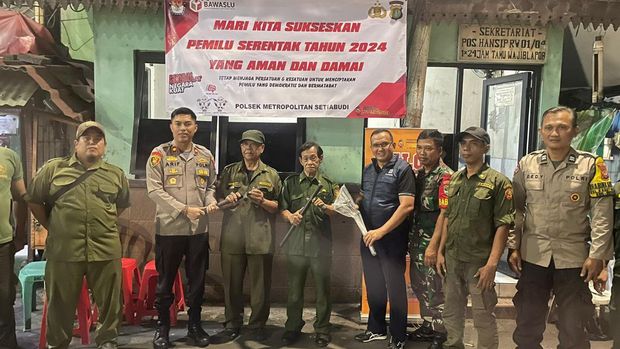 Kapolsek Setiabudi Kompol Arif Purnama Oktora melakukan pengecekan poskamling di RW 01 Kelurahan Karet Kuningan, Setiabudi, Jaksel