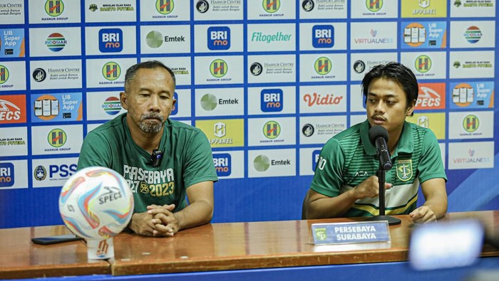 Karteker Uston Nawawi dan pemain Persebaya Andre Kobra