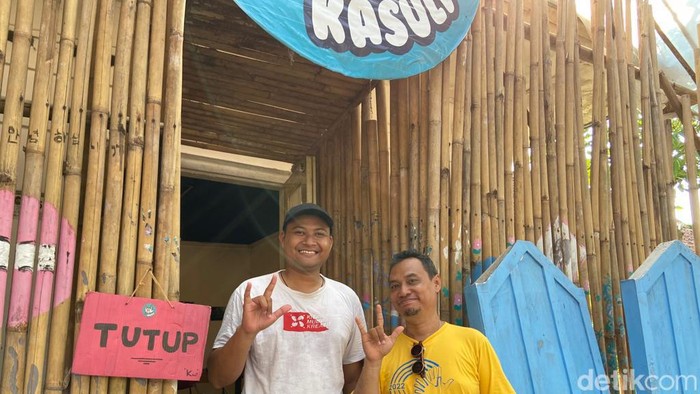 Pemilik dari Kasuli (Kafe Susu Tuli) (Ahmad) dan Pengasuh Teman Tuli (Broto) saat ditemui pada Rabu (8/11/2023).