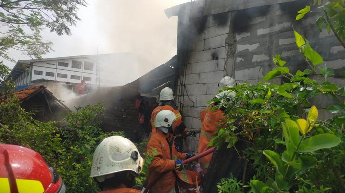 Kebakaran rumah di Surabaya saat ditinggal pemilik berjualan nasi