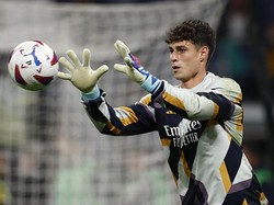 Kepa Arrizabalaga mengalami cedera saat pemanasan jelang pertandingan kontra Braga di Liga Champions. Sama seperti Bellingham, pemulihannya diperkirakan memakan waktu sekitar dua minggu lagi (Reuters)