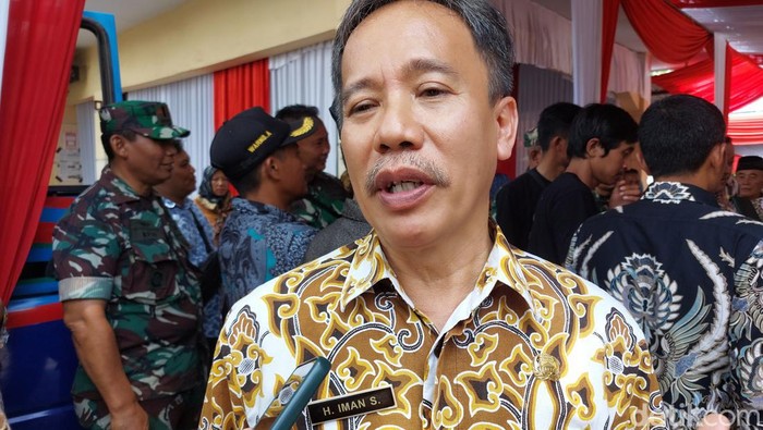 Kepala Disdukcapil Kabupaten Cirebon, Iman Supriyadi saat diwawancara, Kamis (9/11/2023).