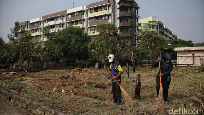 Kerja Bakti Antisipasi Musim Hujan di Rusun Marunda