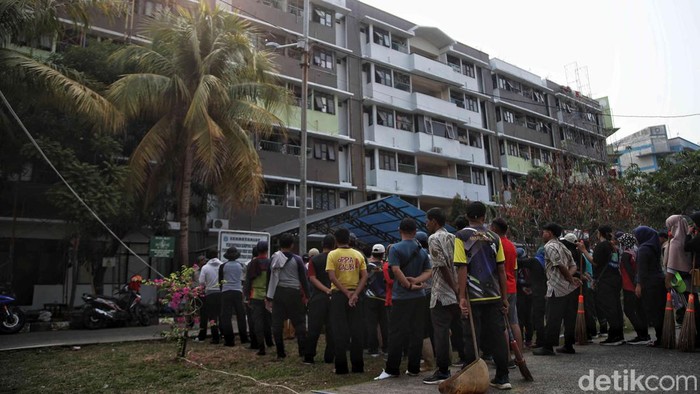 Kerja Bakti Antisipasi Musim Hujan di Rusun Marunda Kerja Bakti Antisipasi Musim Hujan di Rusun Marunda