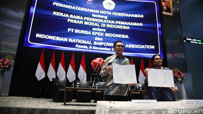 Ketua Umum DPP INSA Carmelita Hartoto dan Direktur Pengembangan Bursa Efek Indonesia Jeffrey Hendrik melakukan penandantangan kerja sama Peningkatan Pemahaman Pasar Modal Indonesia di Bursa Efek Indonesia, Jakarta, Kamis (9/11/2023).