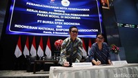 Ketua Umum DPP INSA Carmelita Hartoto dan Direktur Pengembangan Bursa Efek Indonesia Jeffrey Hendrik melakukan penandatanganan kerjasama peningkatan pemahaman pasar modal di Indonesia. 