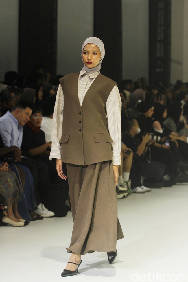 Fashion show koleksi Sabamodest karya desainer Rani Hatta di Jakarta Fashion Week 2024, Pondok Indah Mal 3, Jakarta Selatan, Selasa [24/10/2023]. Foto: Mohammad Abduh/detikcom.