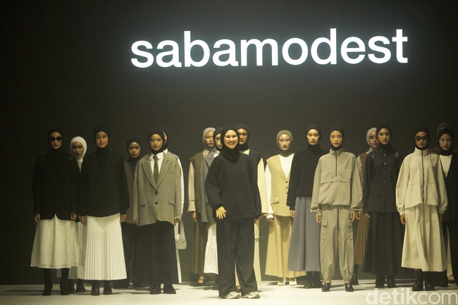 Fashion show koleksi Sabamodest karya desainer Rani Hatta di Jakarta Fashion Week 2024, Pondok Indah Mal 3, Jakarta Selatan, Selasa [24/10/2023].  Foto: Mohammad Abduh/detikcom.