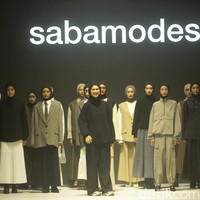 Fashion show koleksi Sabamodest karya desainer Rani Hatta di Jakarta Fashion Week 2024, Pondok Indah Mal 3, Jakarta Selatan, Selasa [24/10/2023].  Foto: Mohammad Abduh/detikcom.