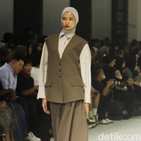 Fashion show koleksi Sabamodest karya desainer Rani Hatta di Jakarta Fashion Week 2024, Pondok Indah Mal 3, Jakarta Selatan, Selasa [24/10/2023]. Foto: Mohammad Abduh/detikcom.
