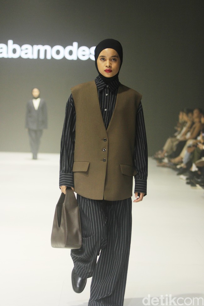 Fashion show koleksi Sabamodest karya desainer Rani Hatta di Jakarta Fashion Week 2024, Pondok Indah Mal 3, Jakarta Selatan, Selasa [24/10/2023].  Foto: Mohammad Abduh/detikcom.