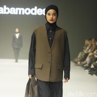 Fashion show koleksi Sabamodest karya desainer Rani Hatta di Jakarta Fashion Week 2024, Pondok Indah Mal 3, Jakarta Selatan, Selasa [24/10/2023].  Foto: Mohammad Abduh/detikcom.