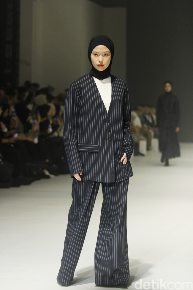 Fashion show koleksi Sabamodest karya desainer Rani Hatta di Jakarta Fashion Week 2024, Pondok Indah Mal 3, Jakarta Selatan, Selasa [24/10/2023]. Foto: Mohammad Abduh/detikcom.
