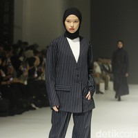 Fashion show koleksi Sabamodest karya desainer Rani Hatta di Jakarta Fashion Week 2024, Pondok Indah Mal 3, Jakarta Selatan, Selasa [24/10/2023]. Foto: Mohammad Abduh/detikcom.