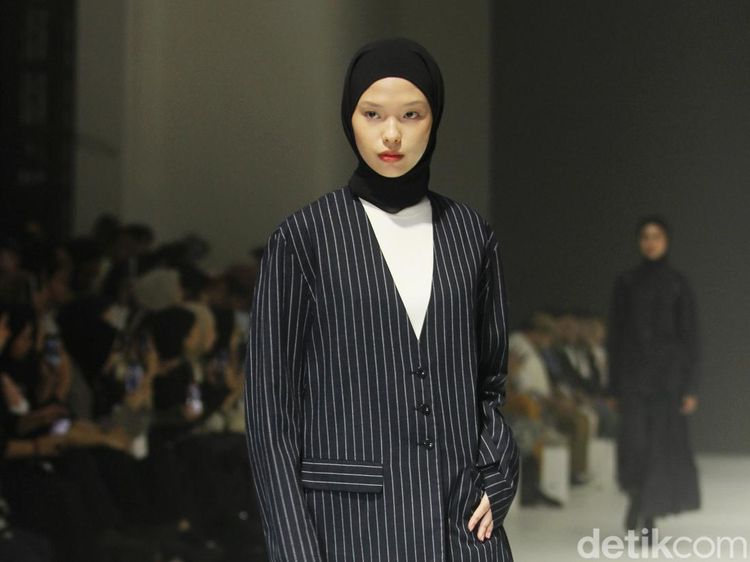 10 Koleksi Sabamodest Tampilkan Busana Monokrom di JFW 2024