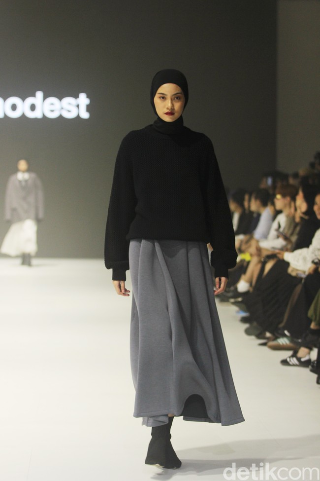 Fashion show koleksi Sabamodest karya desainer Rani Hatta di Jakarta Fashion Week 2024, Pondok Indah Mal 3, Jakarta Selatan, Selasa [24/10/2023].  Foto: Mohammad Abduh/detikcom.