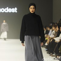 Fashion show koleksi Sabamodest karya desainer Rani Hatta di Jakarta Fashion Week 2024, Pondok Indah Mal 3, Jakarta Selatan, Selasa [24/10/2023].  Foto: Mohammad Abduh/detikcom.