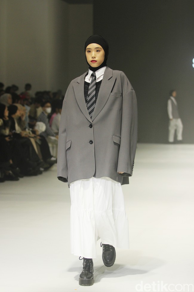 Fashion show koleksi Sabamodest karya desainer Rani Hatta di Jakarta Fashion Week 2024, Pondok Indah Mal 3, Jakarta Selatan, Selasa [24/10/2023]. Foto: Mohammad Abduh/detikcom.
