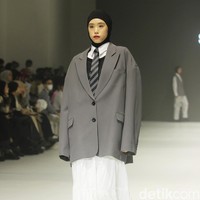 Fashion show koleksi Sabamodest karya desainer Rani Hatta di Jakarta Fashion Week 2024, Pondok Indah Mal 3, Jakarta Selatan, Selasa [24/10/2023]. Foto: Mohammad Abduh/detikcom.