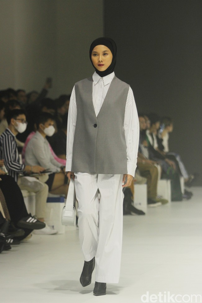 Fashion show koleksi Sabamodest karya desainer Rani Hatta di Jakarta Fashion Week 2024, Pondok Indah Mal 3, Jakarta Selatan, Selasa [24/10/2023].  Foto: Mohammad Abduh/detikcom.