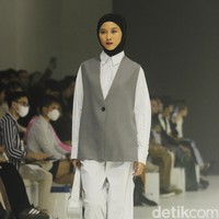 Fashion show koleksi Sabamodest karya desainer Rani Hatta di Jakarta Fashion Week 2024, Pondok Indah Mal 3, Jakarta Selatan, Selasa [24/10/2023].  Foto: Mohammad Abduh/detikcom.