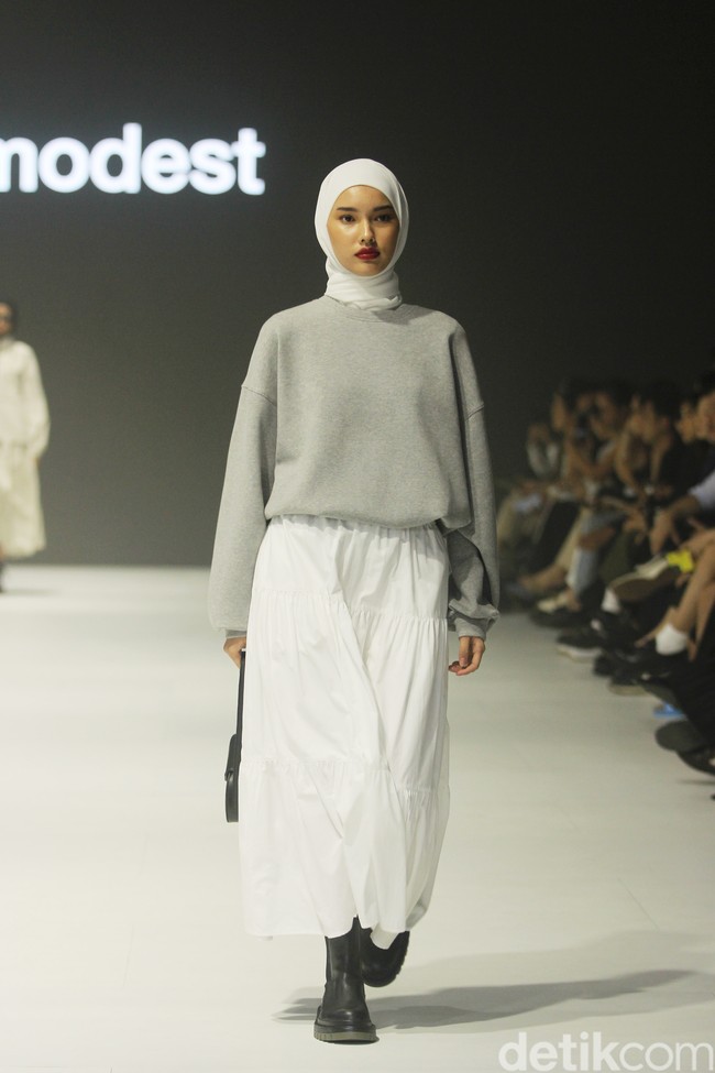 Fashion show koleksi Sabamodest karya desainer Rani Hatta di Jakarta Fashion Week 2024, Pondok Indah Mal 3, Jakarta Selatan, Selasa [24/10/2023].  Foto: Mohammad Abduh/detikcom.