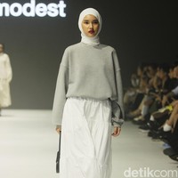 Fashion show koleksi Sabamodest karya desainer Rani Hatta di Jakarta Fashion Week 2024, Pondok Indah Mal 3, Jakarta Selatan, Selasa [24/10/2023].  Foto: Mohammad Abduh/detikcom.