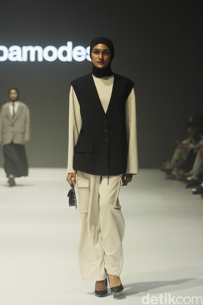 Fashion show koleksi Sabamodest karya desainer Rani Hatta di Jakarta Fashion Week 2024, Pondok Indah Mal 3, Jakarta Selatan, Selasa [24/10/2023].  Foto: Mohammad Abduh/detikcom.