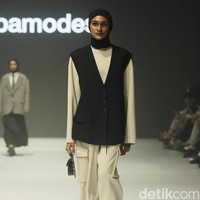 Fashion show koleksi Sabamodest karya desainer Rani Hatta di Jakarta Fashion Week 2024, Pondok Indah Mal 3, Jakarta Selatan, Selasa [24/10/2023].  Foto: Mohammad Abduh/detikcom.
