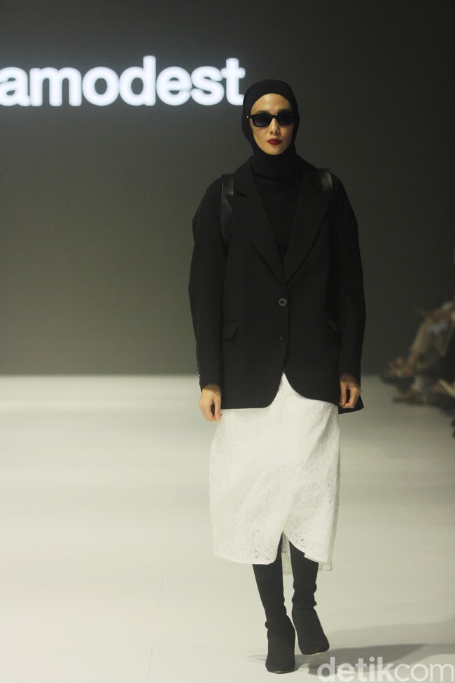 Fashion show koleksi Sabamodest karya desainer Rani Hatta di Jakarta Fashion Week 2024, Pondok Indah Mal 3, Jakarta Selatan, Selasa [24/10/2023].  Foto: Mohammad Abduh/detikcom.