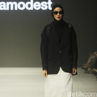 Fashion show koleksi Sabamodest karya desainer Rani Hatta di Jakarta Fashion Week 2024, Pondok Indah Mal 3, Jakarta Selatan, Selasa [24/10/2023].  Foto: Mohammad Abduh/detikcom.