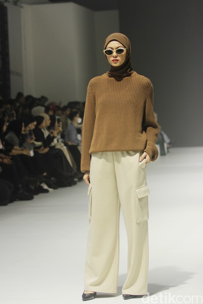 Fashion show koleksi Sabamodest karya desainer Rani Hatta di Jakarta Fashion Week 2024, Pondok Indah Mal 3, Jakarta Selatan, Selasa [24/10/2023].  Foto: Mohammad Abduh/detikcom.